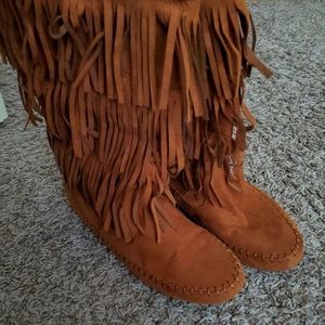 Brown Moccasin Fringe Boots. Size 7